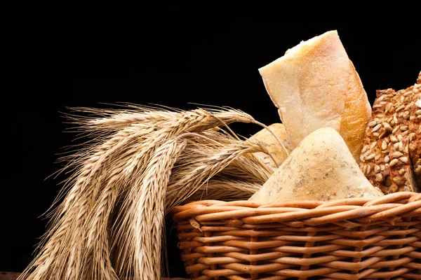 Assortimento di pane al forno isolato su fondo bianco — Foto Stock