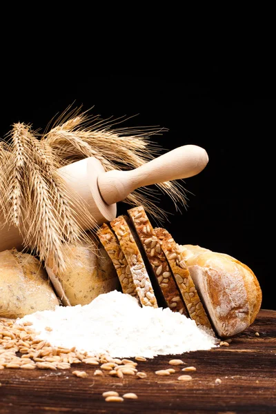 Surtido de pan horneado aislado sobre fondo blanco — Foto de Stock