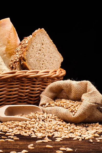 Pan al horno sobre mesa de madera — Foto de Stock