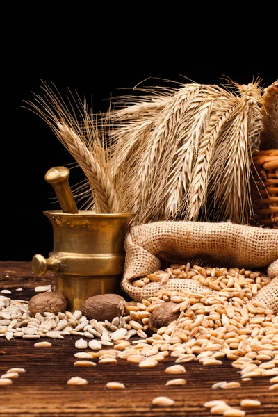 Baked bread, mortar and wheat — Stock Photo, Image