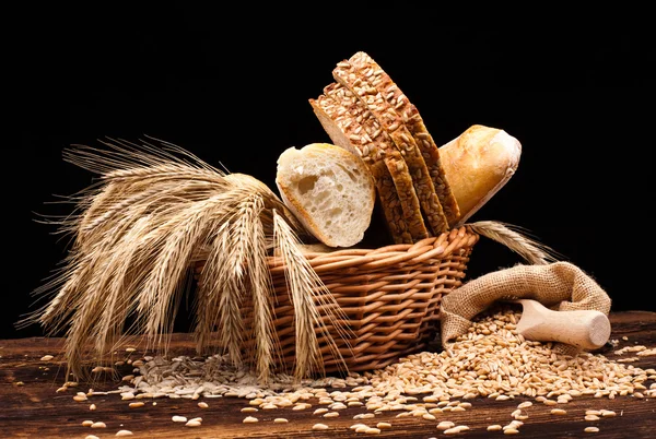 Nybakat bröd på träbord — Stockfoto