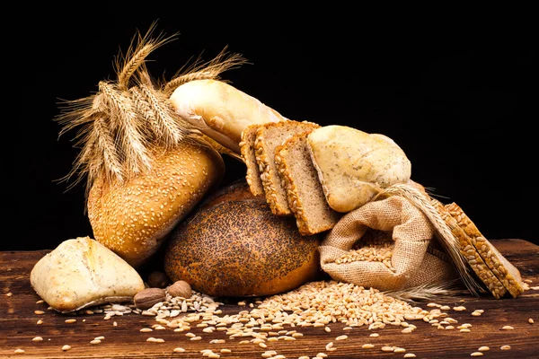 Pan al horno sobre mesa de madera — Foto de Stock