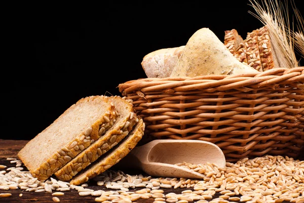 Pão assado na mesa de madeira — Fotografia de Stock