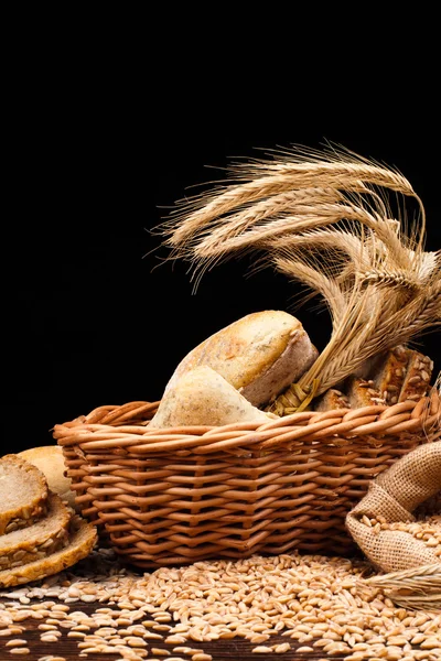 Pan al horno sobre mesa de madera — Foto de Stock