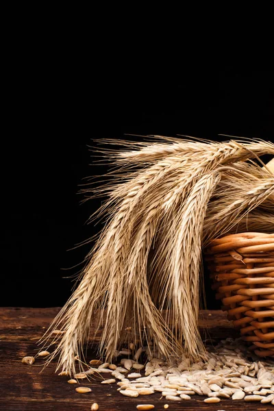 Pane al forno sul tavolo di legno — Foto Stock