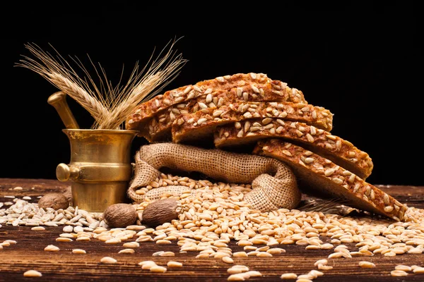 Nybakat bröd, murbruk och vete — Stockfoto