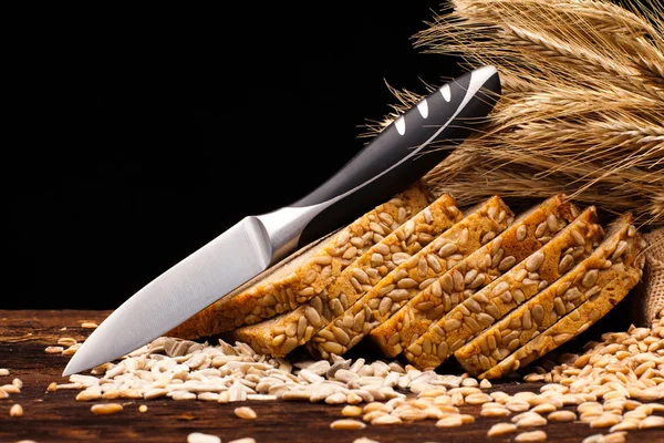 Pan al horno sobre mesa de madera — Foto de Stock