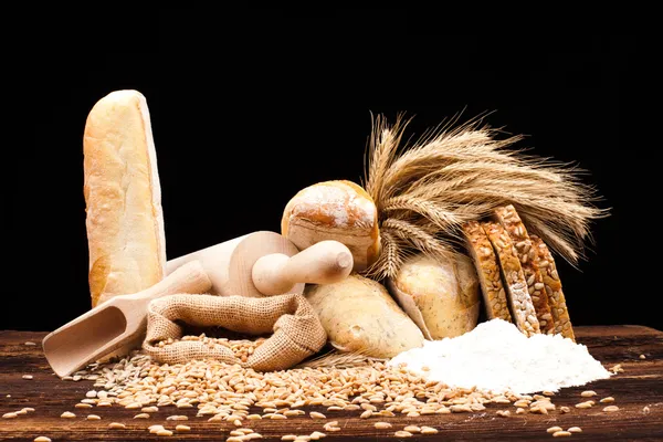 Pane al forno sul tavolo di legno — Foto Stock