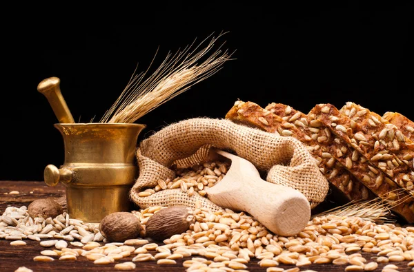 Gebackenes Brot, Weizen und Messingmörtel — Stockfoto