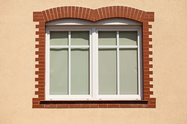 Kunststof venster over de gerenoveerde muur — Stockfoto