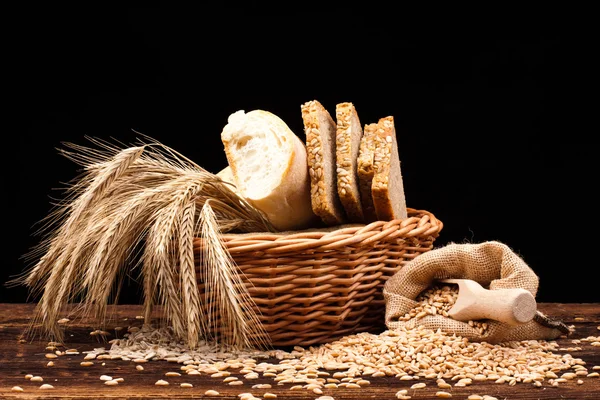 Pan al horno sobre mesa de madera — Foto de Stock