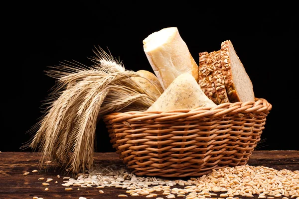 Pan al horno sobre mesa de madera — Foto de Stock