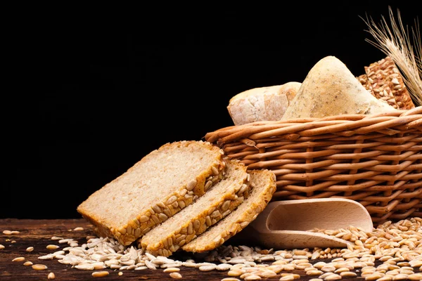 Pane al forno sul tavolo di legno — Foto Stock