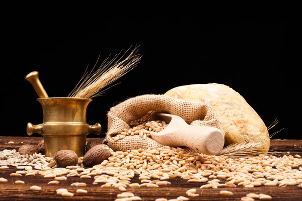 Pão assado, trigo e argamassa de latão — Fotografia de Stock