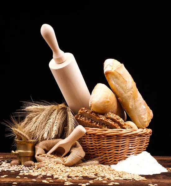 Pan horneado, mortero de trigo y latón — Foto de Stock