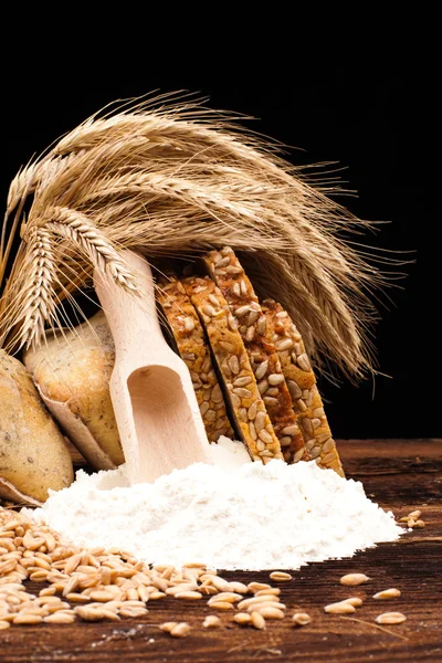 Gebackenes Brot auf Holztisch — Stockfoto