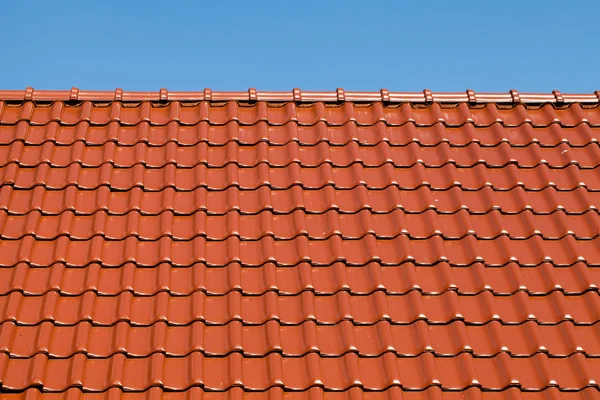 Rött tak med blå himmel — Stockfoto