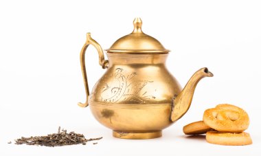 eski pirinç demlik ve tatlı kurabiye