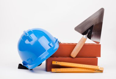 Mavi kask, tuğla ve mason araçları