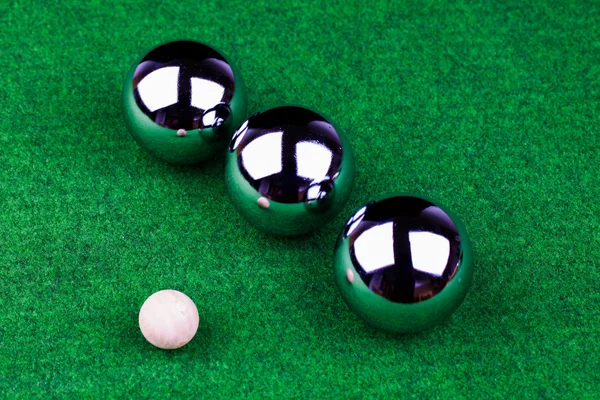 緑色の表面に鋼球 — ストック写真