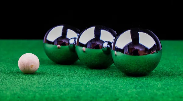 Stalen ballen op groene oppervlak — Stockfoto