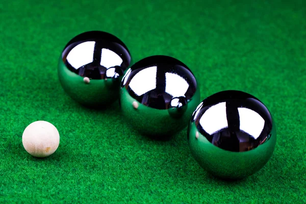 Stalen ballen op groene oppervlak — Stockfoto
