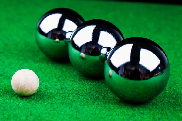Stalen ballen op groene oppervlak — Stockfoto