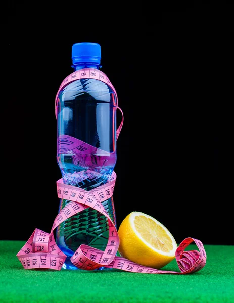 Бутылка воды и измерительная лента — стоковое фото