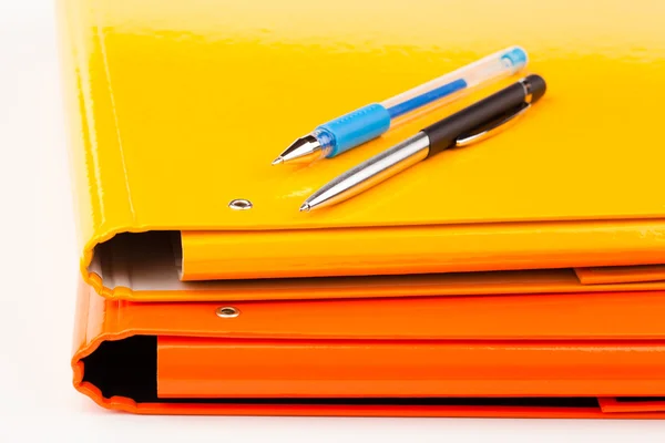 Mappen van kleurrijke office en pennen — Stockfoto