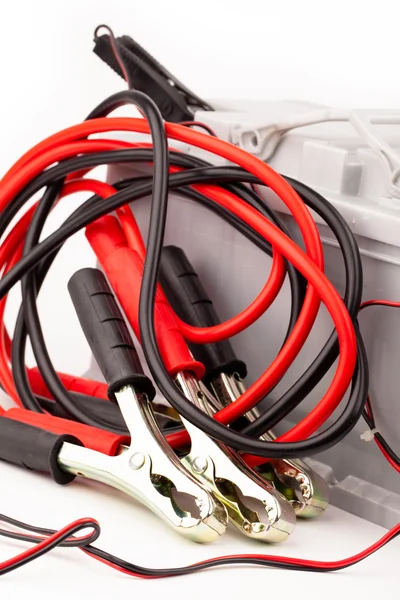 Автомобильный аккумулятор и кабели — стоковое фото