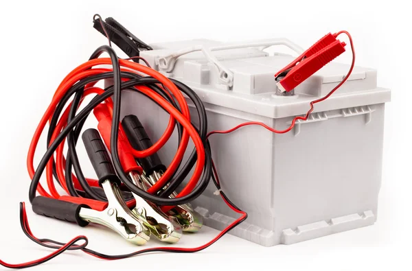 Autobatterie und Jumper-Kabel — Stockfoto