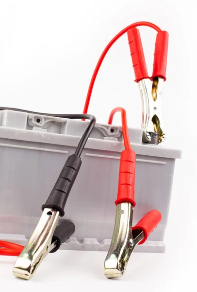 Autobatterie und Jumper-Kabel — Stockfoto