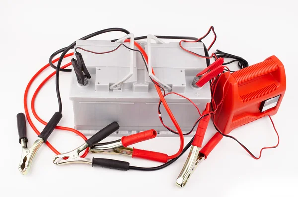 Autobatterie und Jumper-Kabel — Stockfoto