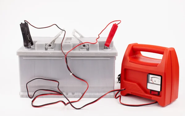 Autobatterie und Jumper-Kabel — Stockfoto