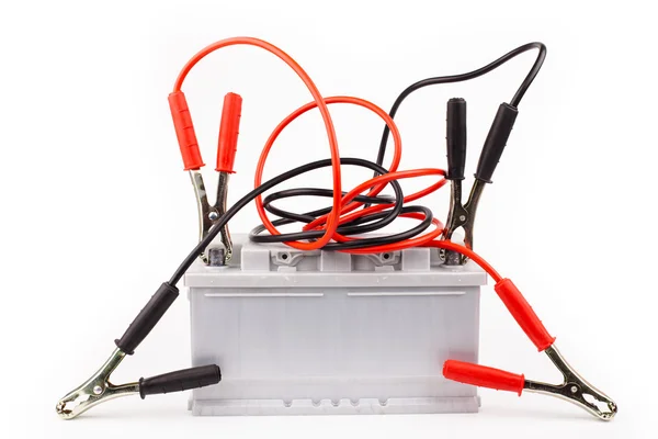 Autobatterie und Jumper-Kabel — Stockfoto