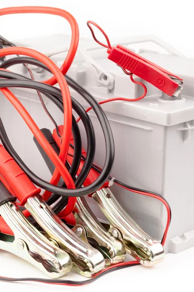 Batería de coche y cables de puente —  Fotos de Stock