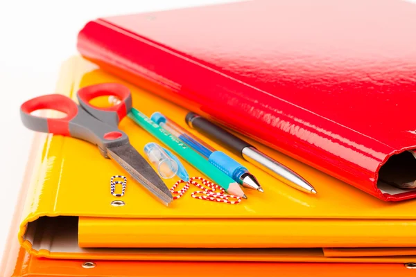 Carpetas de oficina coloridas y bolígrafos — Foto de Stock