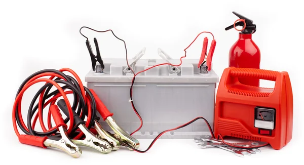 Autobatterie und Jumper-Kabel — Stockfoto