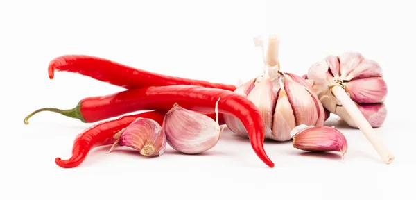 Červené chilli papričky s stroužky česneku — Stock fotografie
