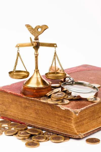 Wet boek, geld, Vergrootglas en schalen van Justitie — Stockfoto