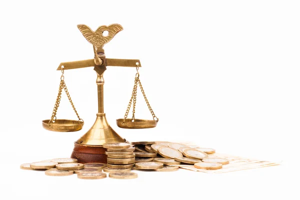 Pengar och skalor av rättvisa — Stockfoto