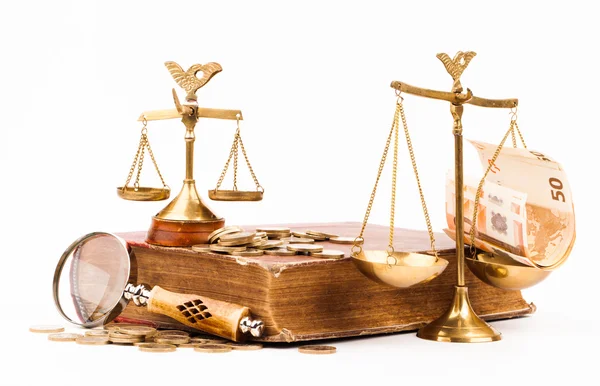 Lagen bokar, pengar, förstoringsglas och skalor av rättvisa — Stockfoto