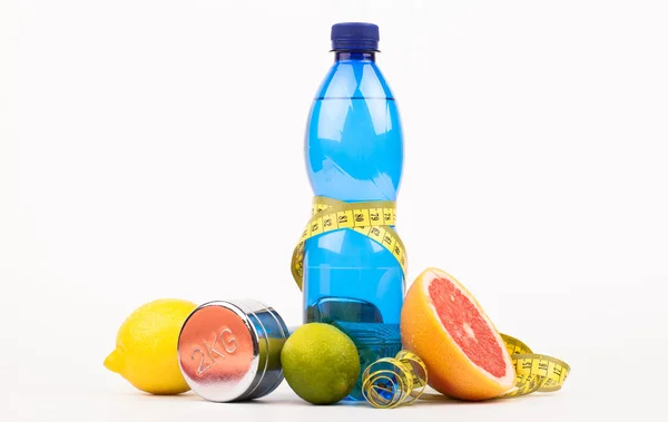 Fitness halteres água e frutas — Fotografia de Stock