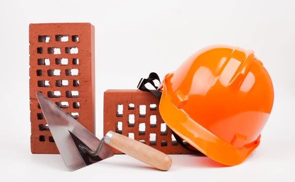 Hardhat, ladrillos y paletas — Foto de Stock