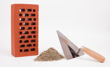 Mala, tuğla ve kum yığını üzerinde beyaz izole mason