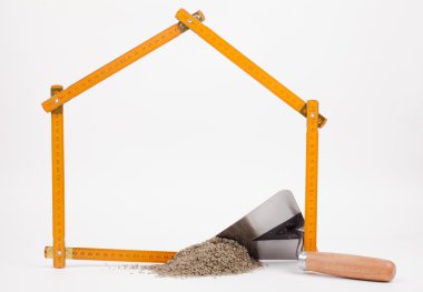 Mason araçları ve kum yığını