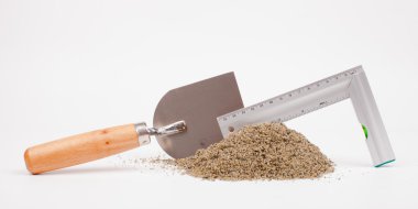 Mason araçları ve kum yığını