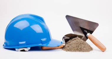 Mavi işçisi, kum yığını ve mason mala