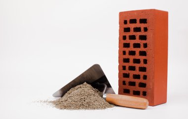 Mala, tuğla ve kum yığını üzerinde beyaz izole mason