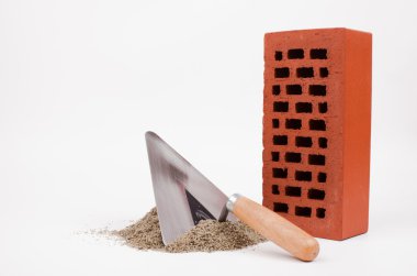 Mala, tuğla ve kum yığını üzerinde beyaz izole mason